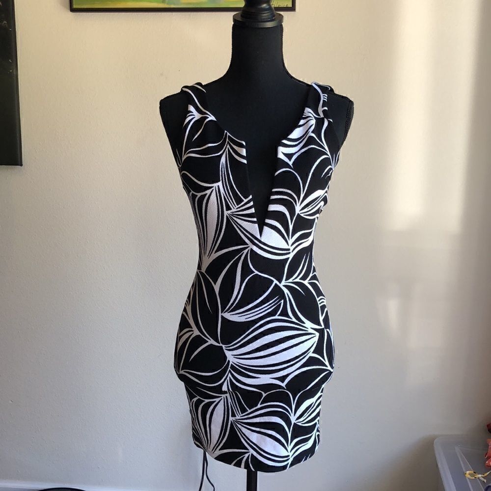 Abstract Leaf Bodycon Mini Dress - Picture 5 of 10